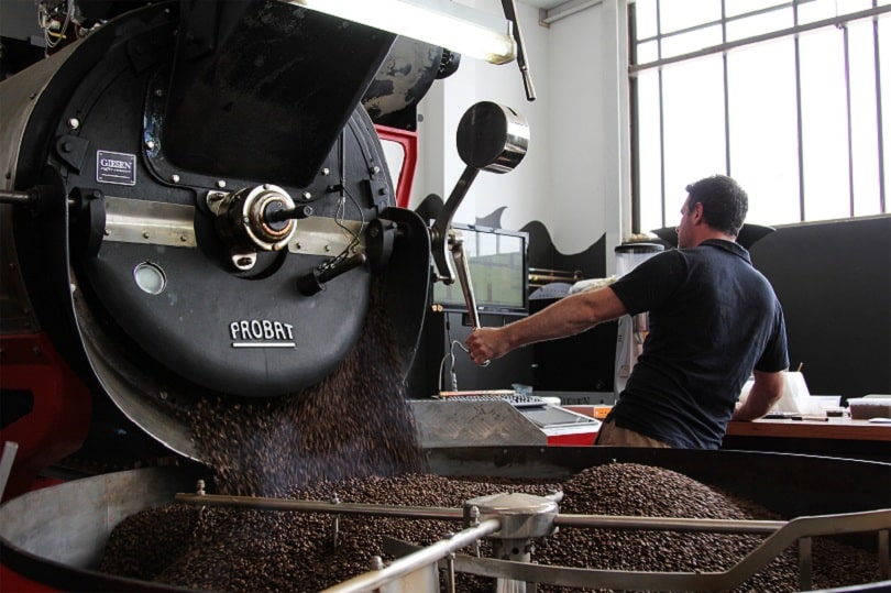 تفاوت بین رست قهوه عربیکا و روبوستا علاوه بر انواع دانه و شرایط کاشت، در فرآیند رست قهوه نیز وجود دارد. دو نوع اصلی رست قهوه عبارتند از روش خشک (Dry or Natural Process) و روش شستشو (Washed or Wet Process):