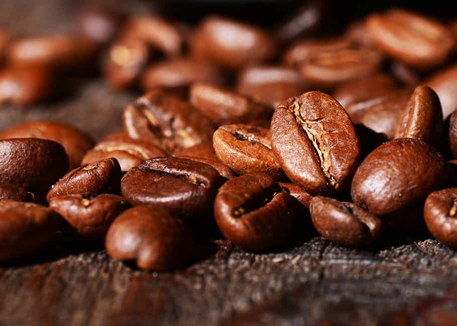 یک نوشیدنی محبوب است که از دانه‌های قهوه تهیه می‌شود